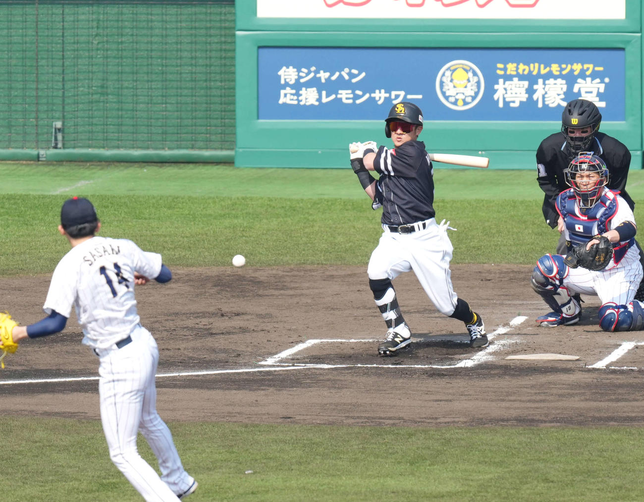 侍ジャパン対ソフトバンク　1回表ソフトバンク無死、投手佐々木から内野安打を放つ牧原（撮影・菅敏）