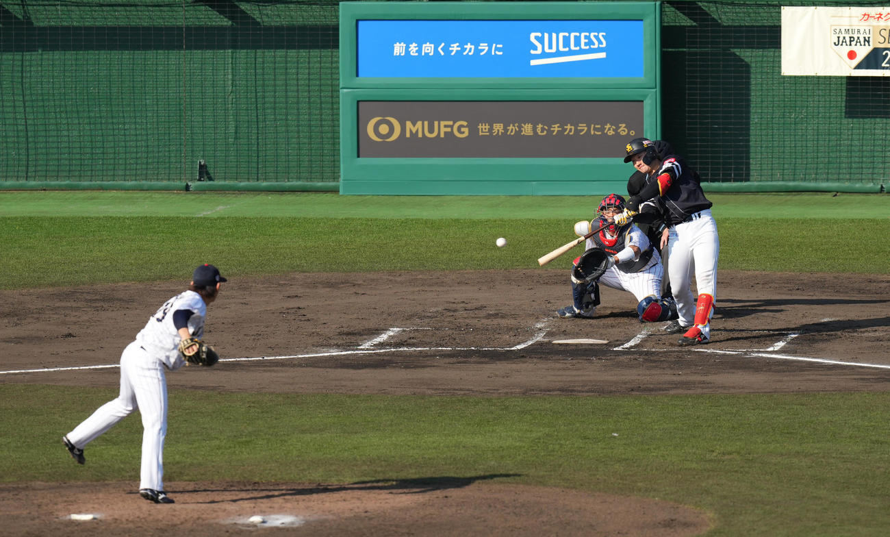 侍ジャパン対ソフトバンク　6回表ソフトバンク無死二、三塁、右適時打を放つ正木（撮影・菅敏）