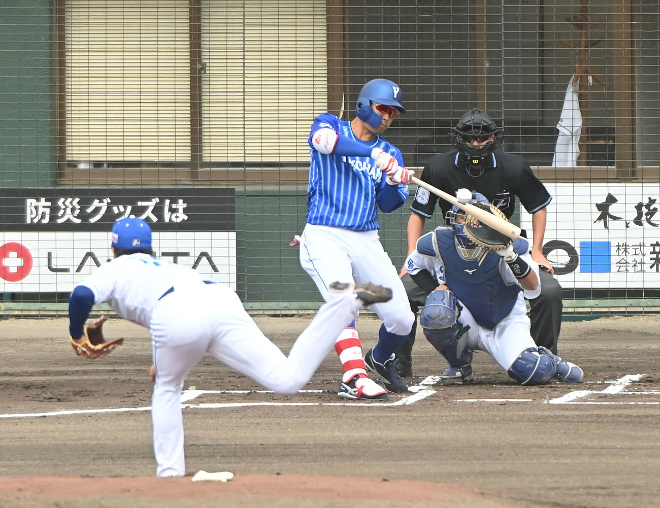 中日対DeNA 1回表DeNA無死、中日先発の柳から右二塁打を放つ京田（中央）（撮影・森本幸一）