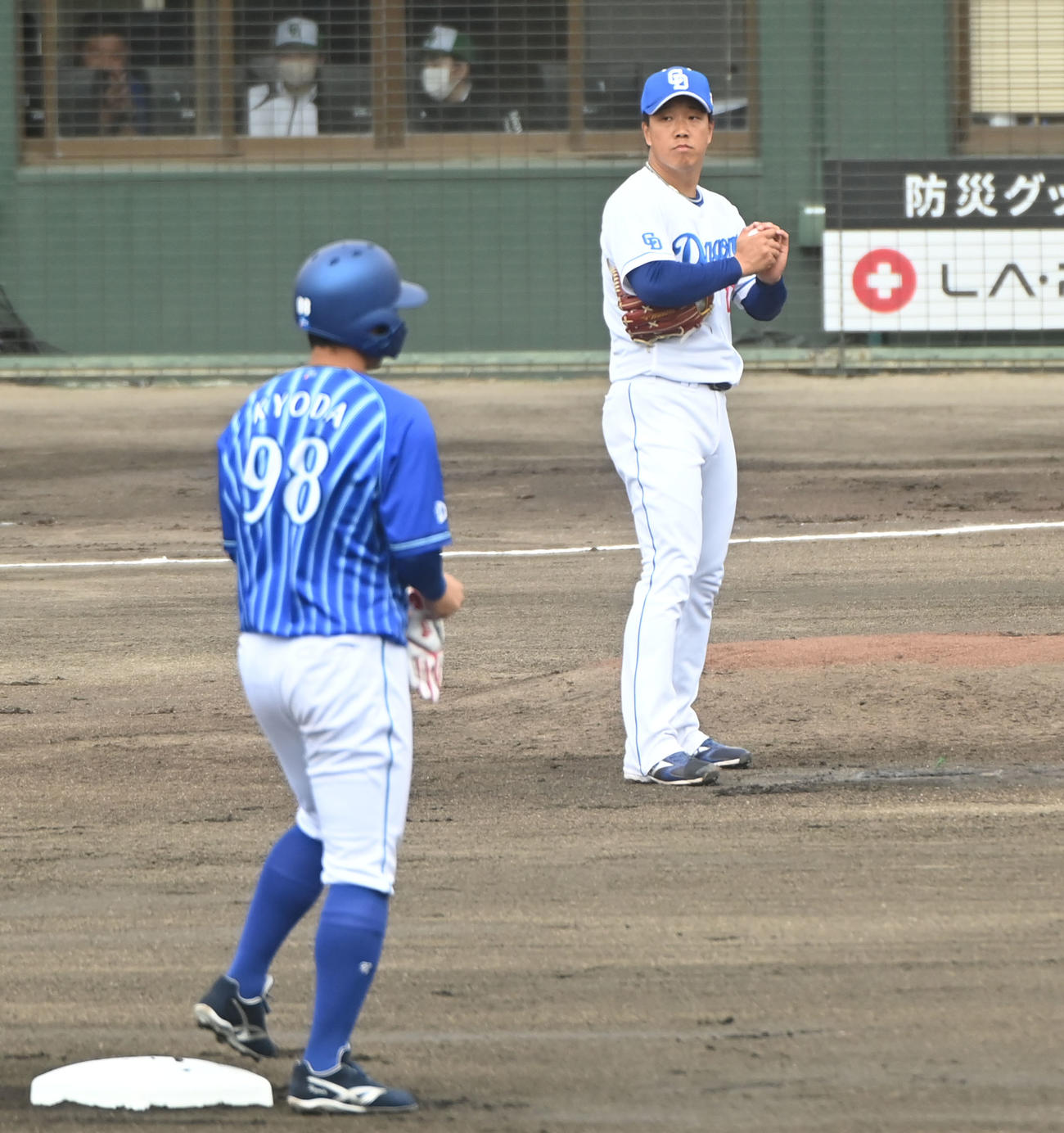 中日対DeNA 1回表DeNA無死、京田に右二塁打を打たれた柳（右）（撮影・森本幸一）