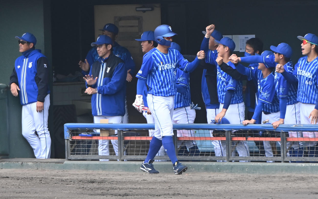 中日対DeNA 1回表DeNA無死一、三塁、佐野の左犠飛で生還しナインとタッチを交わす京田（手前）（撮影・森本幸一）