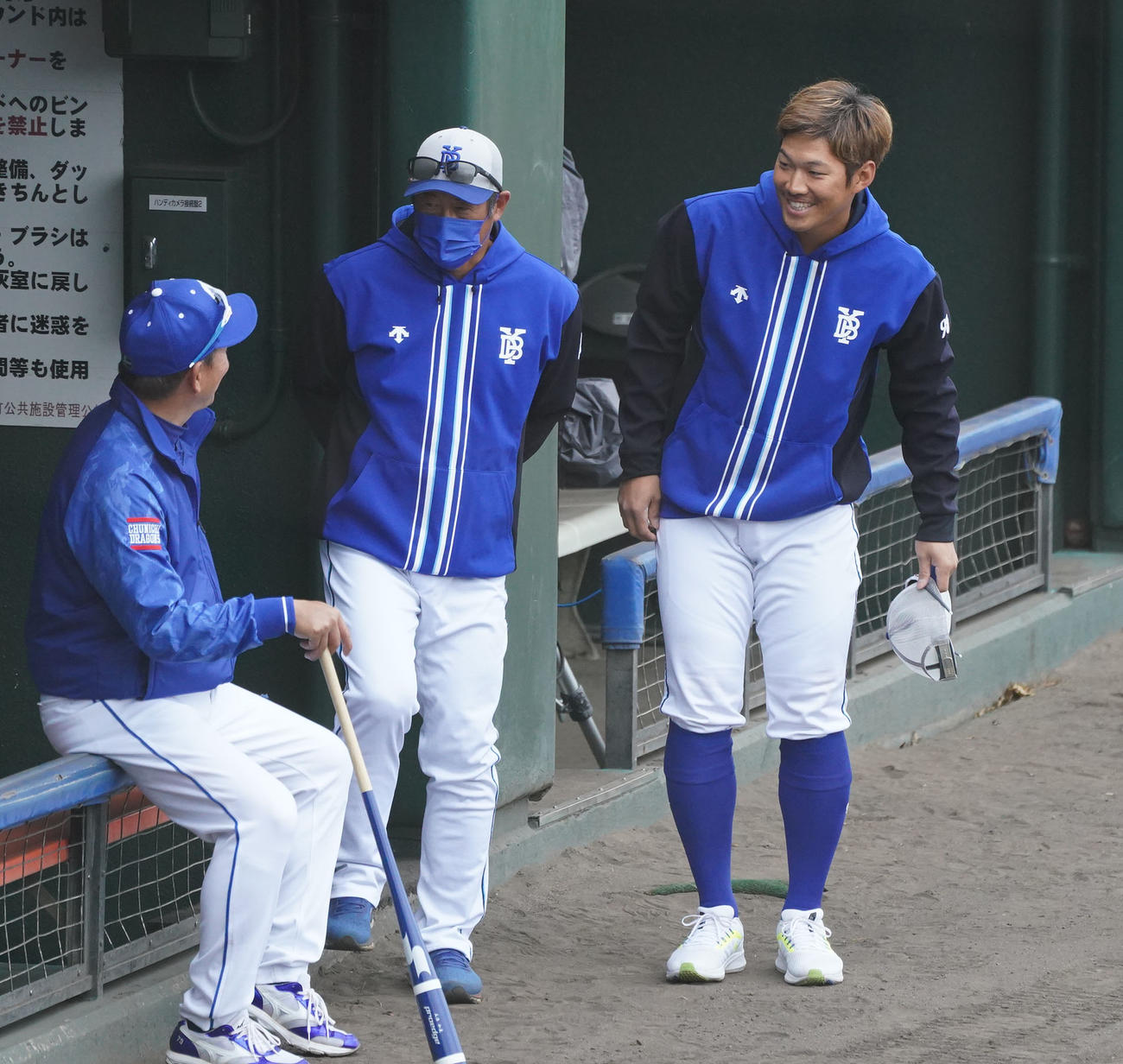 中日対DeNA　試合前、立浪監督と言葉を交わす京田（右）（撮影・森本幸一）