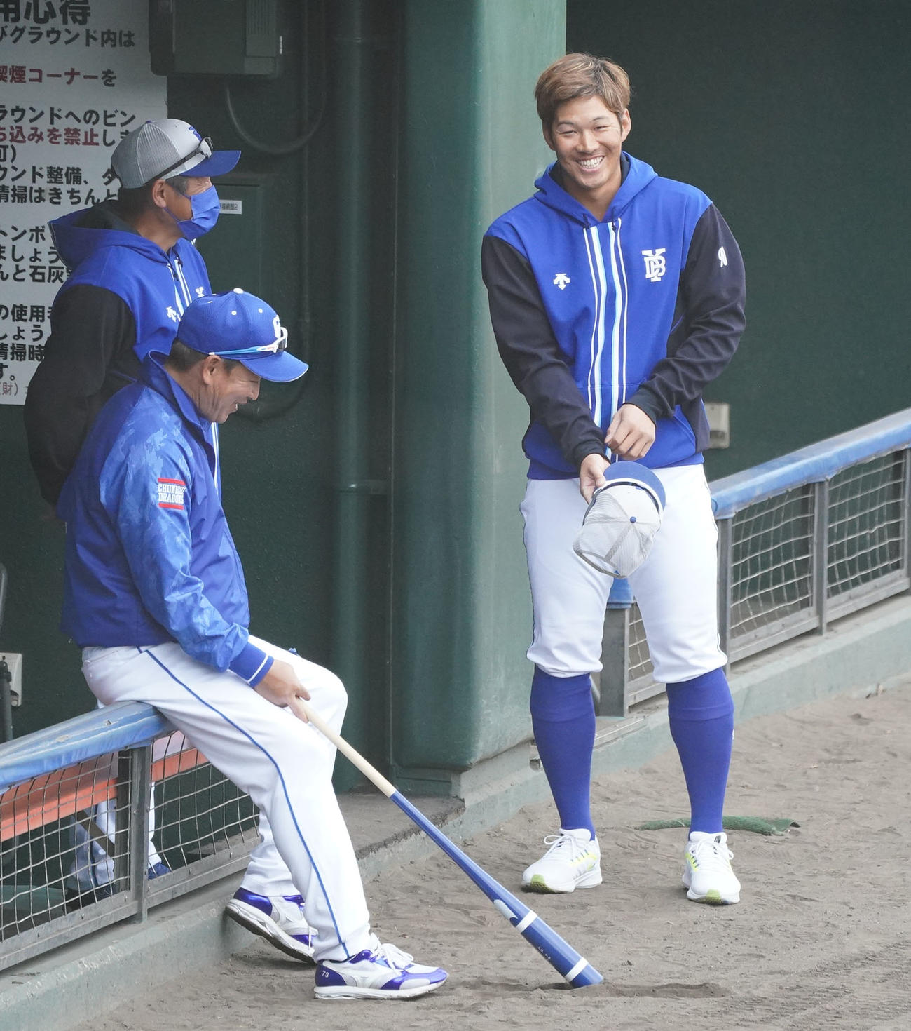 中日対DeNA　試合前、立浪監督と言葉を交わす京田（右）（撮影・森本幸一）