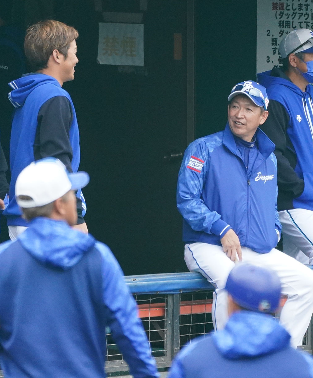 中日対DeNA　試合前、立浪監督と言葉を交わす京田（右）（撮影・森本幸一）