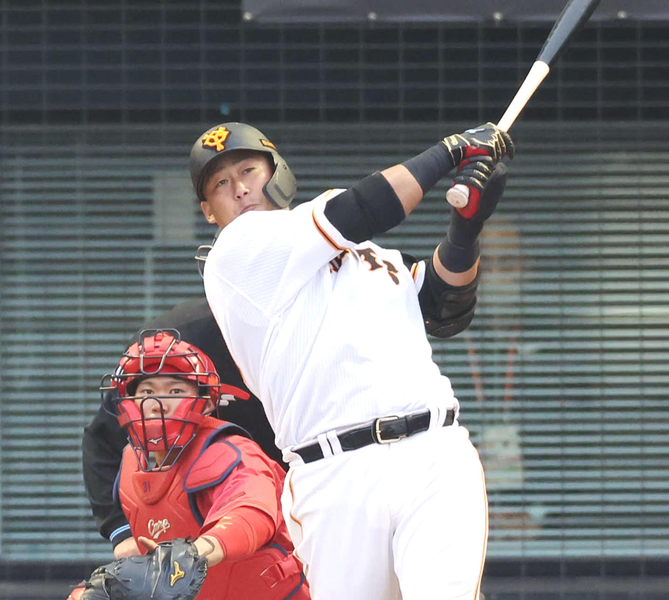 巨人対広島　5回裏巨人1死一、三塁、左適時二塁打を放つ中田翔（撮影・宮地輝）