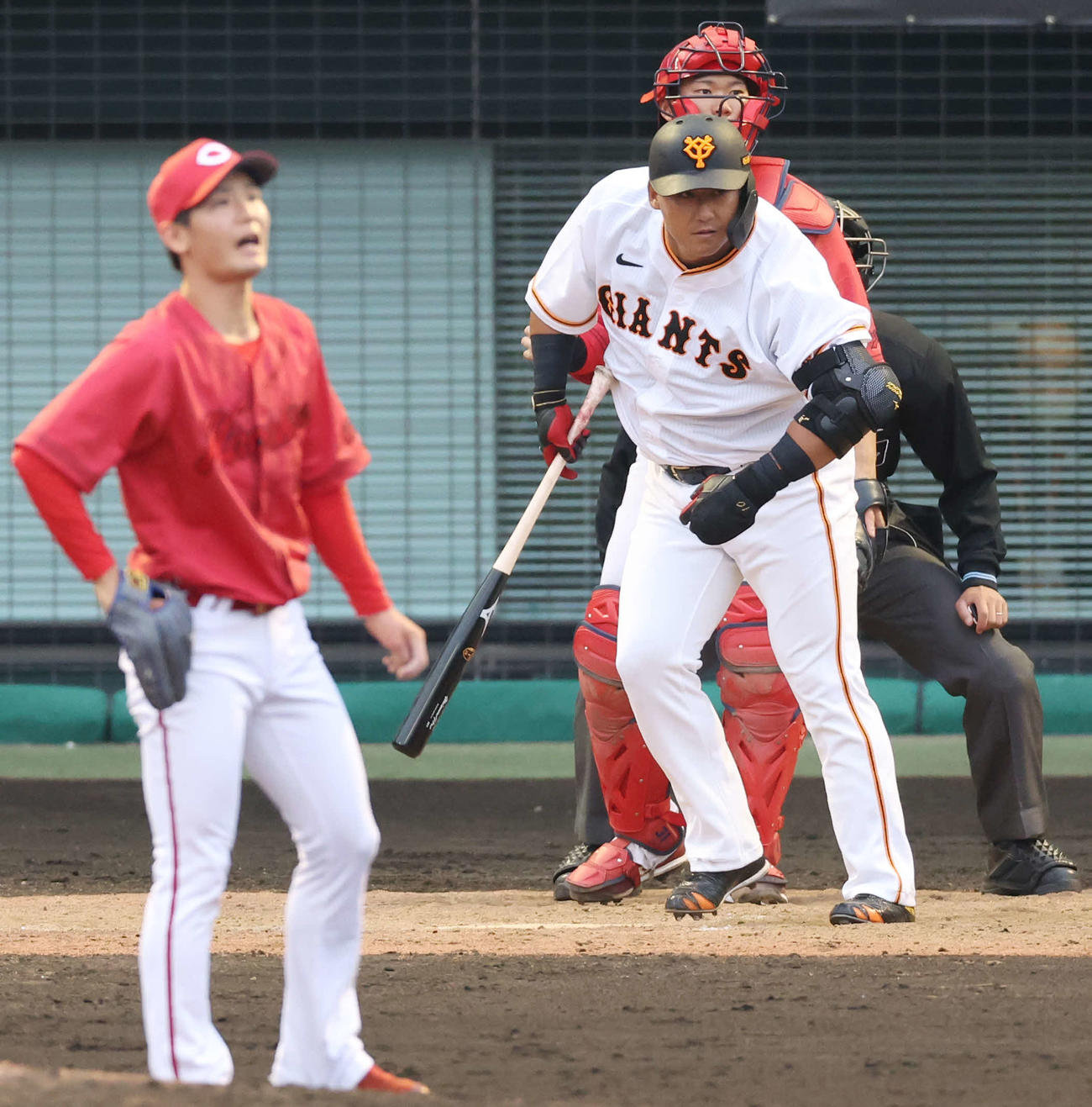 巨人対広島　5回裏巨人1死一、三塁、勝ち越し2点適時二塁打を放った中田翔（右）は打球を見つめてドヤ顔を見せる。投手森浦（撮影・宮地輝）