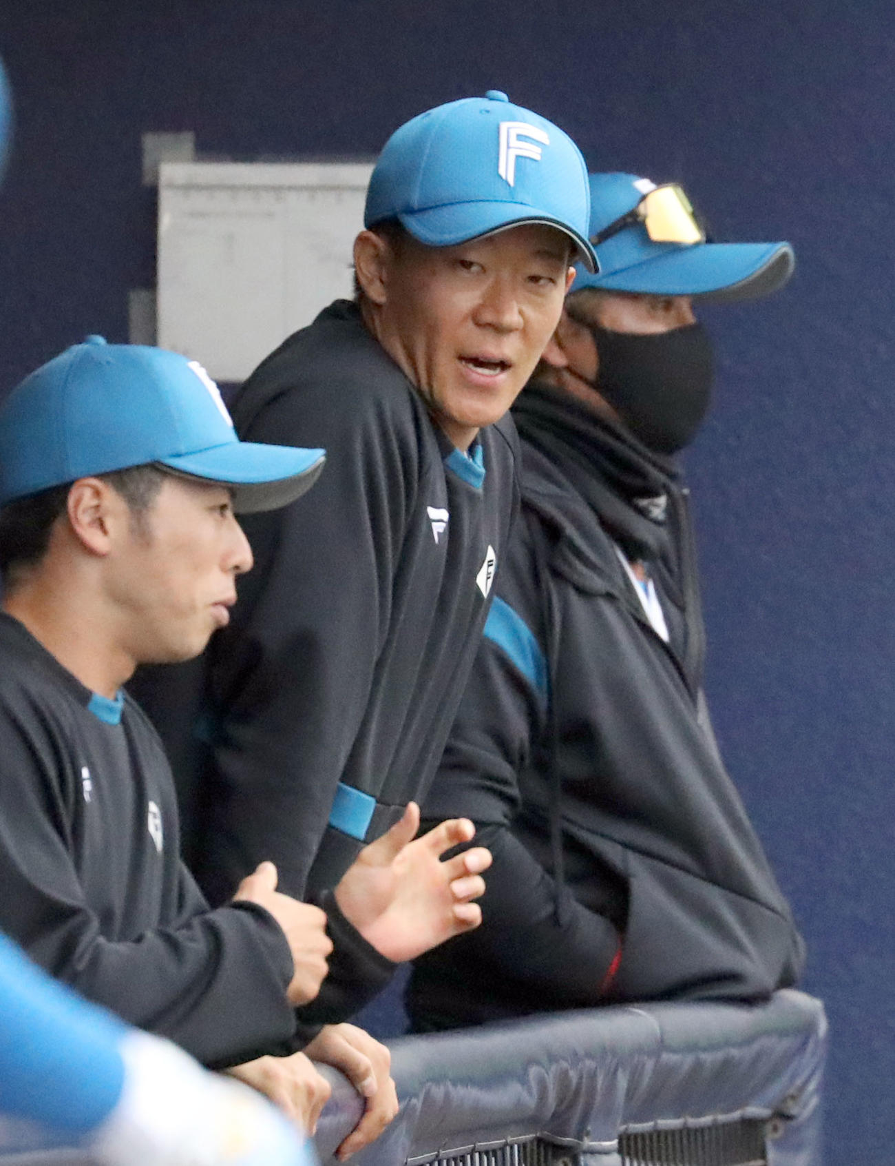 日本ハム対楽天　グラウンドを見つめる矢沢（中央）。右は新庄監督（撮影・佐藤翔太）