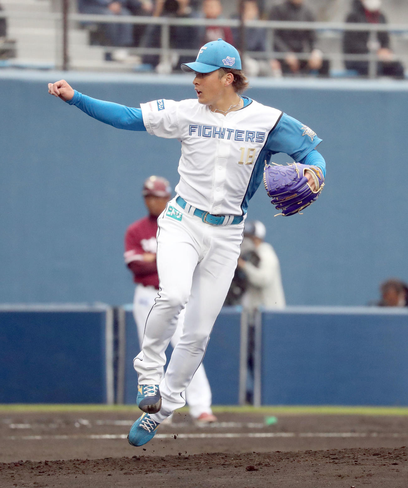 日本ハム対楽天　力投し飛び跳ねる日本ハム先発の吉田（撮影・佐藤翔太）