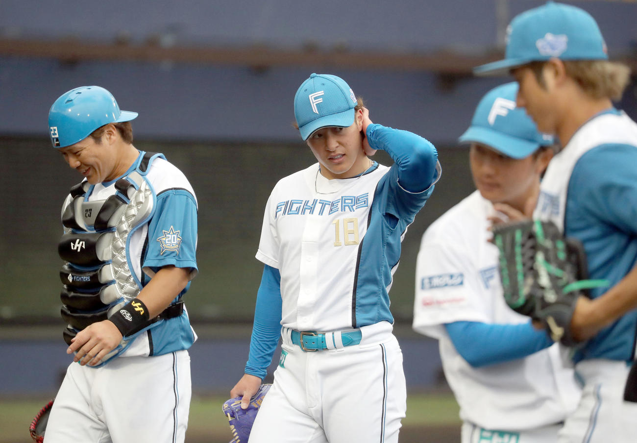 日本ハム対楽天　3回表に失点し悔しそうな表情でベンチに戻る吉田（中央）（撮影・佐藤翔太）