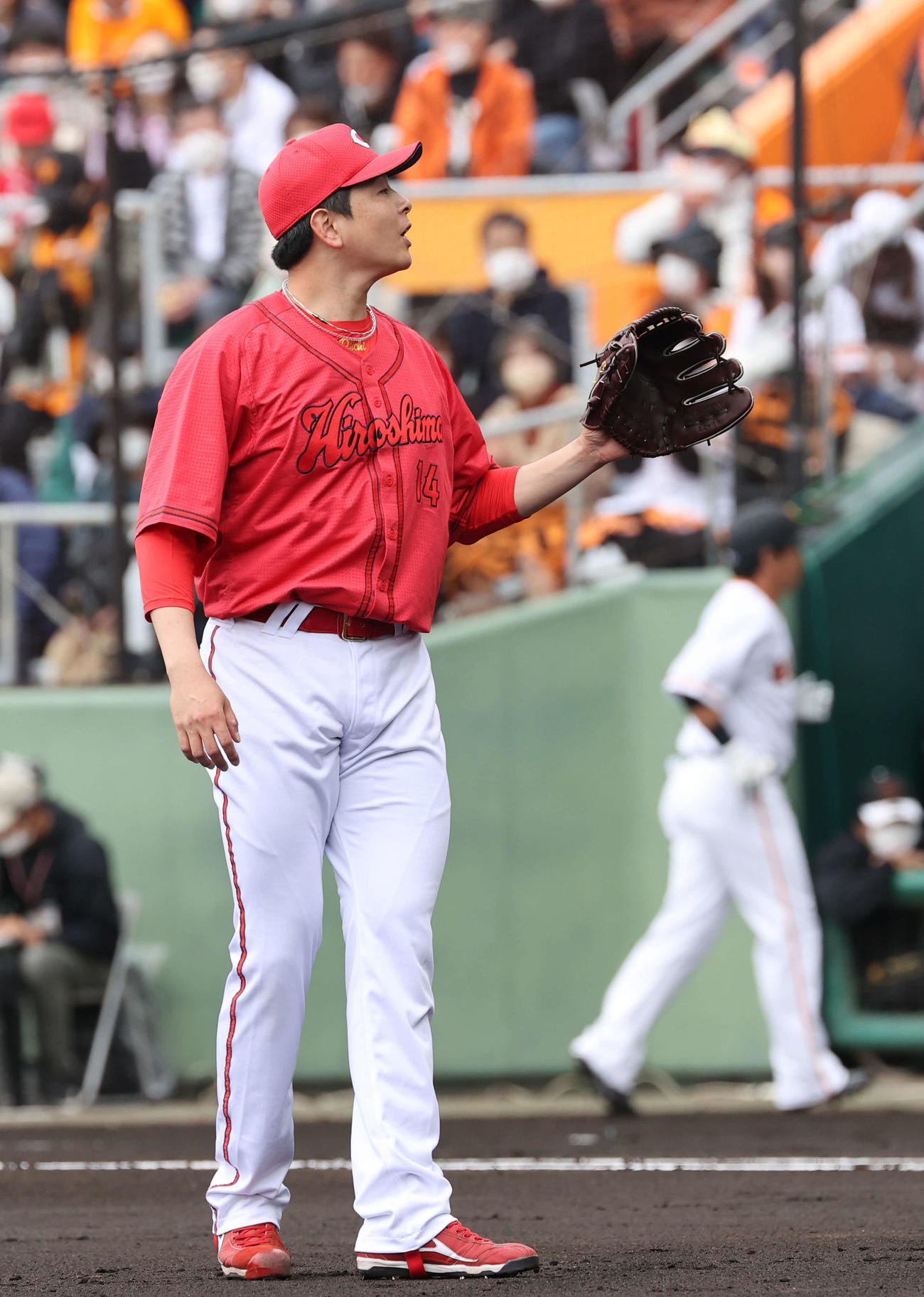 オープン戦巨人対広島　1回裏巨人無死一、二塁、長野（右）を内野ゴロに仕留めた大瀬良（撮影・加藤孝規）