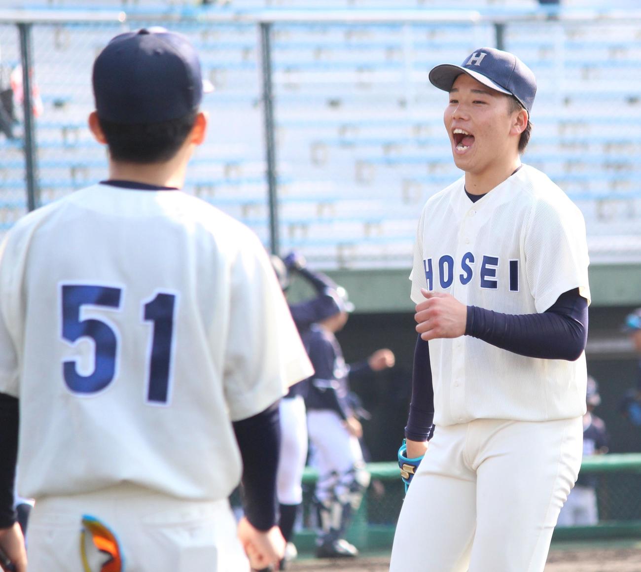 中大対法大　初回を無失点に抑え、笑顔でベンチに戻る法大・尾崎（撮影・保坂恭子）
