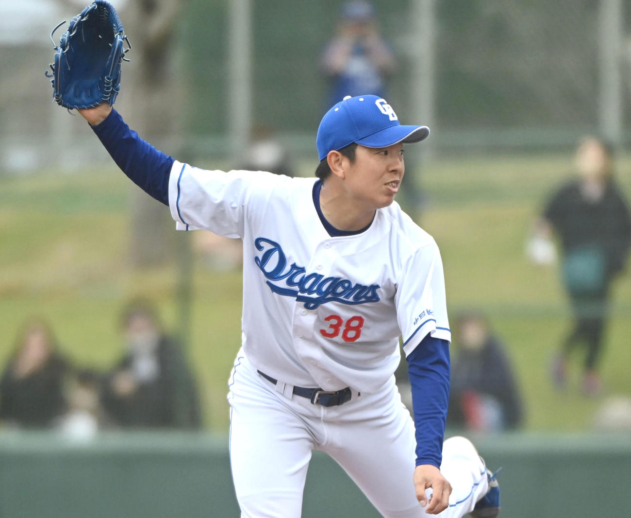 中日対DeNA 4回表、中日2番手で登板する松葉（撮影・森本幸一）