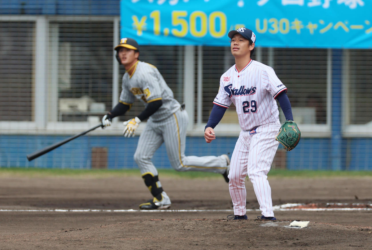 ヤクルト対阪神　1回表阪神1死二塁、小川は板山に右越え2点本塁打を浴びる（撮影・加藤哉）