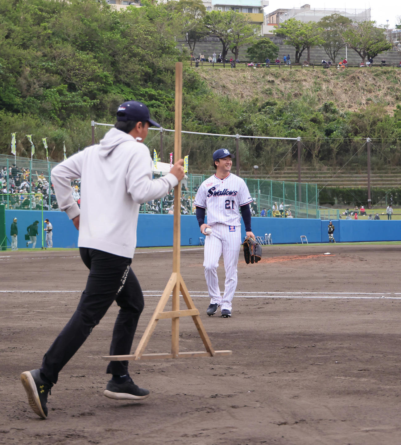 ヤクルト対阪神　4回のマウンドへと一足早く向かうも、グラウンド整備があることに気がつき苦笑いするヤクルト吉村（撮影・足立雅史）