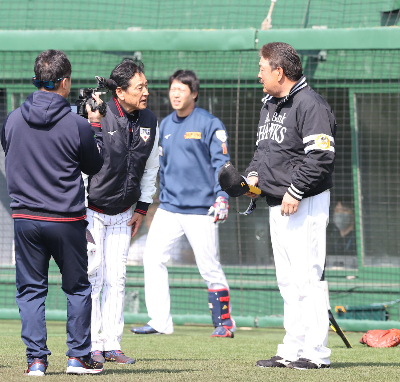 侍ジャパン対ソフトバンク　お互いにあいさつする栗山英樹監督と藤本博史監督（撮影・梅根麻紀）