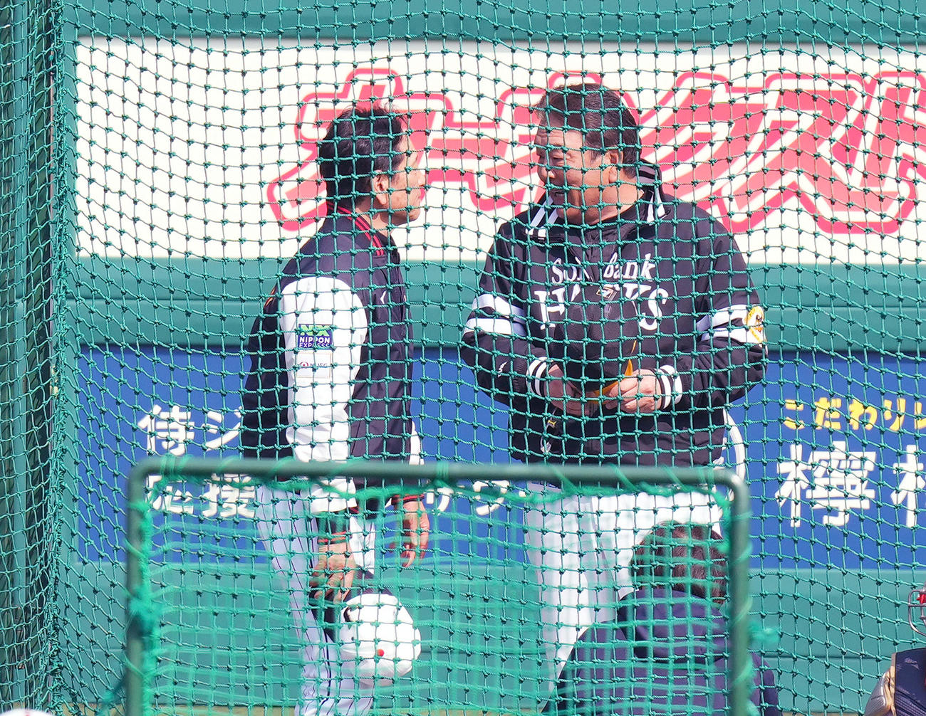 試合前、ソフトバンク藤本監督（右）と話す栗山監督（撮影・菅敏）