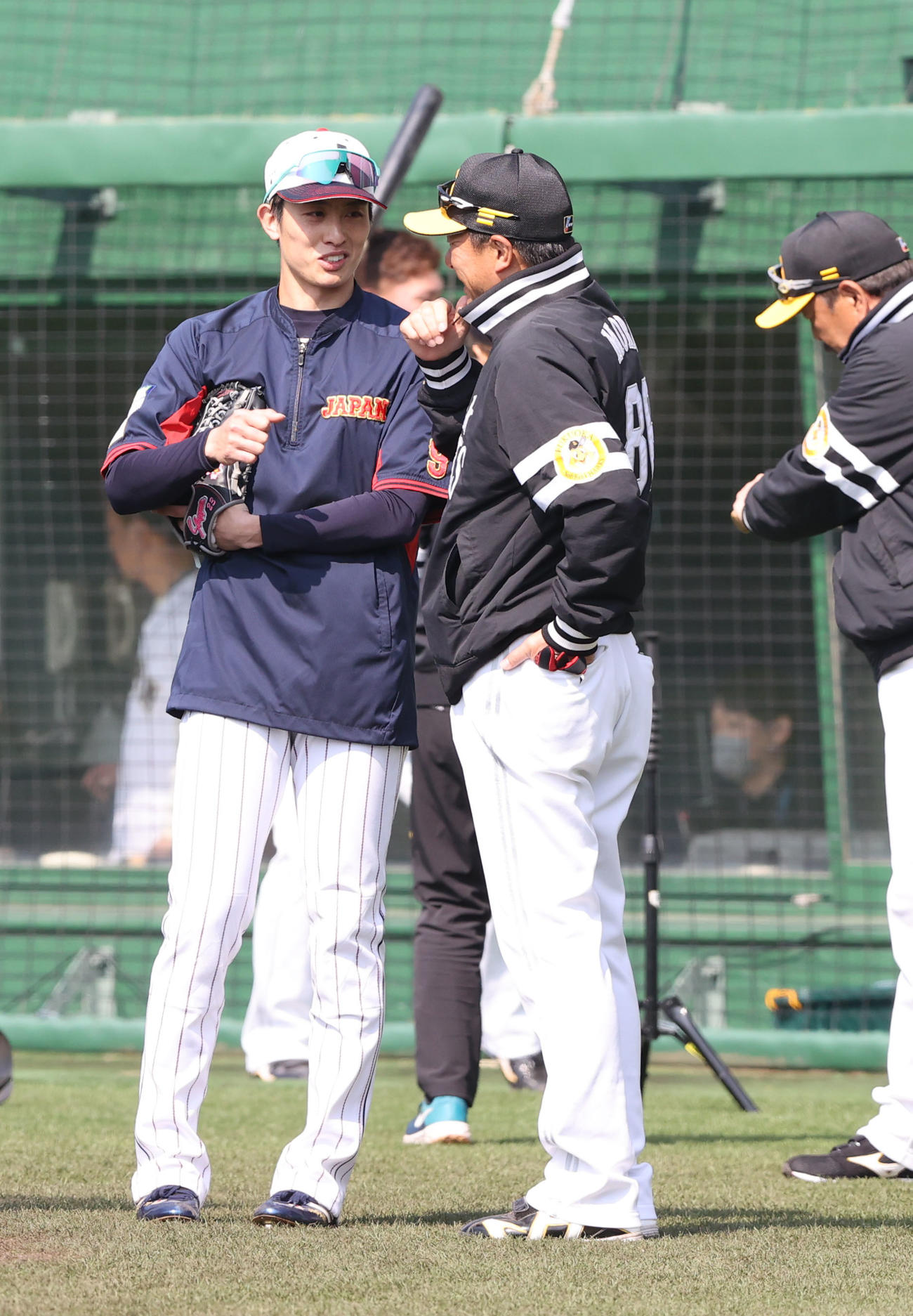 侍ジャパン対ソフトバンク　周東佑京と藤本博史監督（撮影・梅根麻紀）