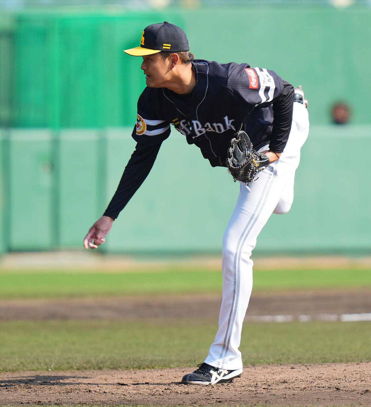日本対ソフトバンク　4回裏、ソフトバンク2番手で登板し力投する椎野（撮影・垰建太）