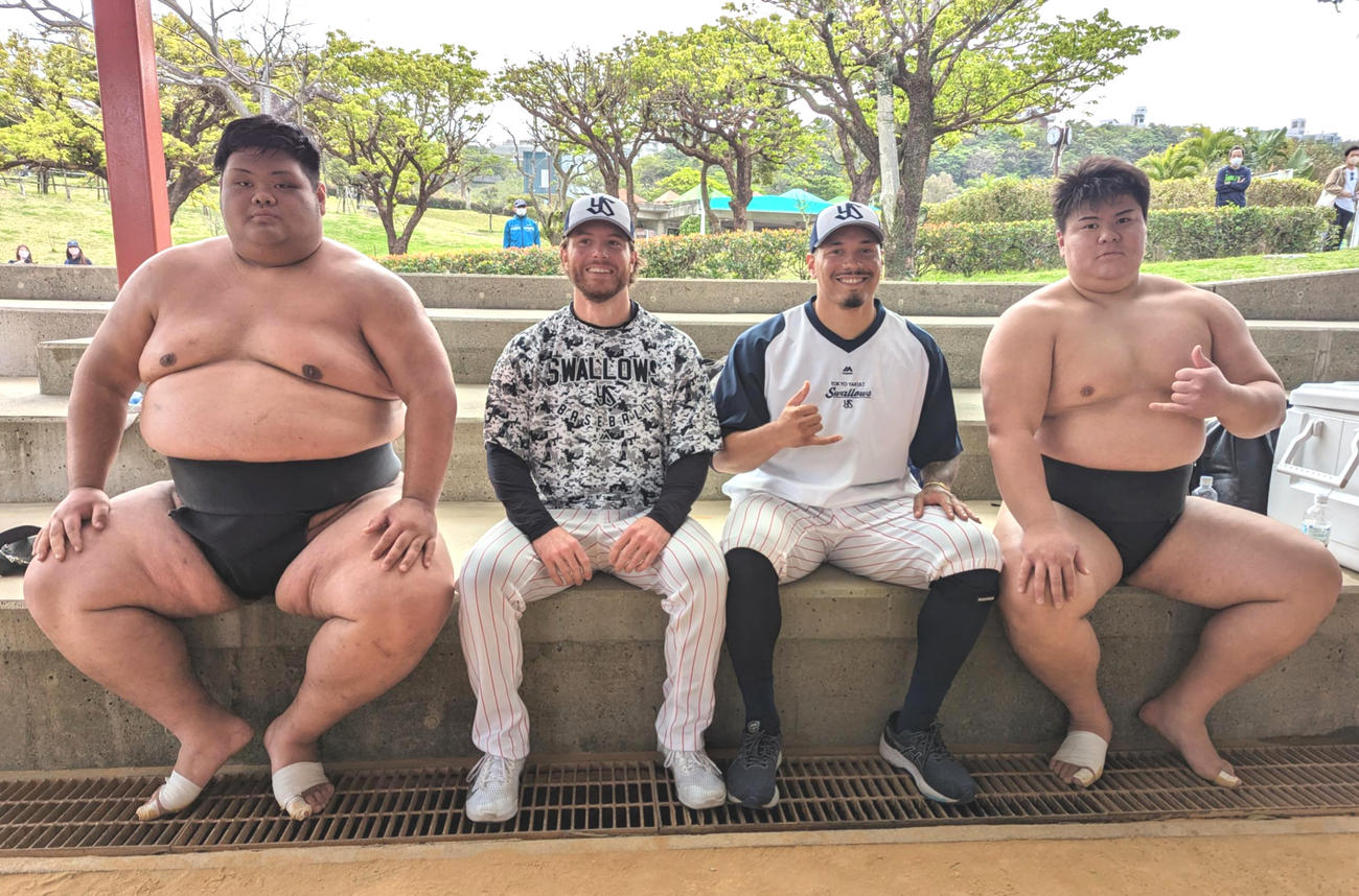 日大相撲部員の川渕一意さん（左端）、草野直哉さん（右端）と記念撮影するヤクルト新外国人のディロン・ピーターズ投手（中央右）とキオーニ・ケラ投手（撮影・三須一紀）