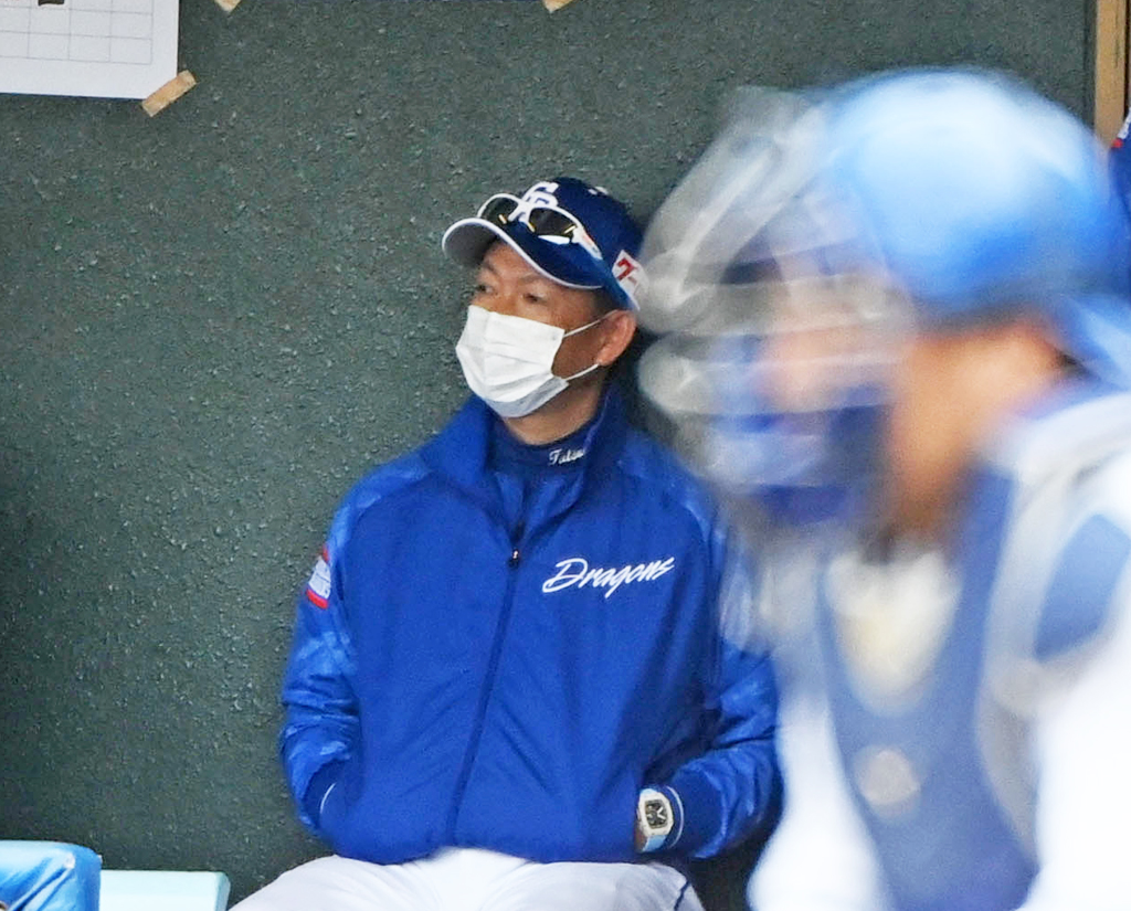 4回表、ベンチで試合を見つめる立浪監督（撮影・森本幸一）