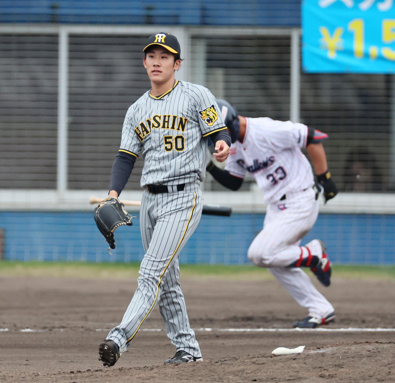 ヤクルト対阪神　4回裏ヤクルト2死二塁、阪神富田は内山を中飛に仕留める（撮影・加藤哉）