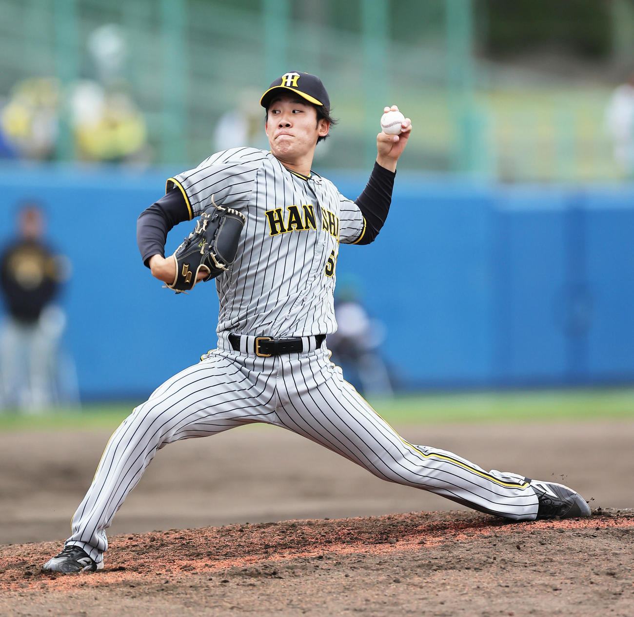 ヤクルト対阪神　阪神2番手の富田（撮影・足立雅史）