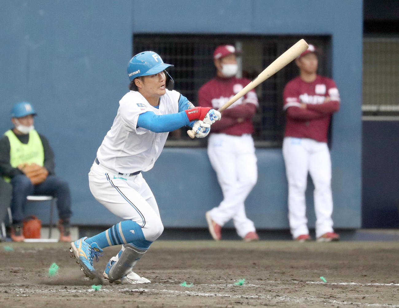 日本ハム対楽天　9回裏日本ハム1死、奈良間は二塁打を放つ（撮影・佐藤翔太）