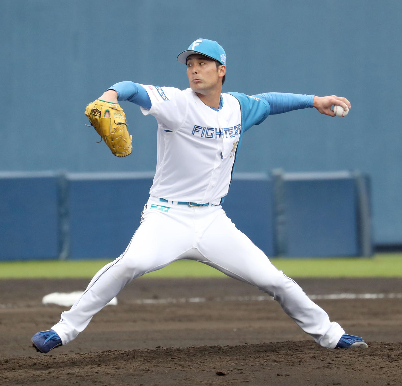 日本ハム対楽天　6回途中から登板する日本ハム上原（撮影・佐藤翔太）