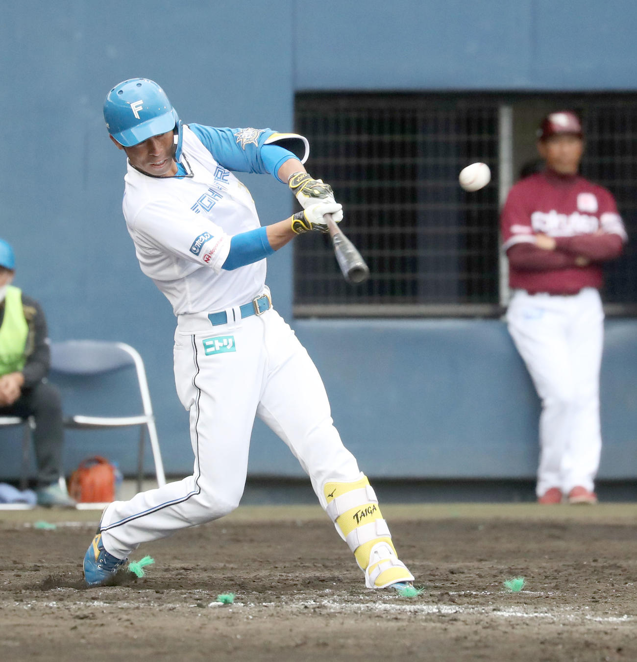 日本ハム対楽天　5回裏日本ハム1死三塁、江越は中犠飛を放つ（撮影・佐藤翔太）