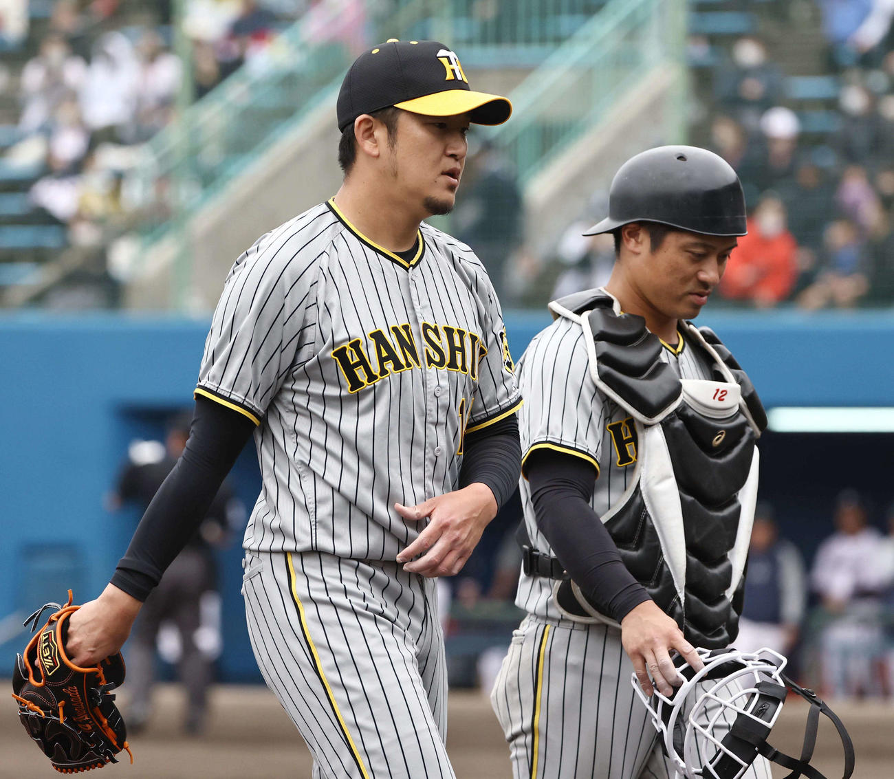 ヤクルト対阪神オープン戦　岩貞（左）は3回2失点で降板する。右は捕手の坂本（撮影・上田博志）