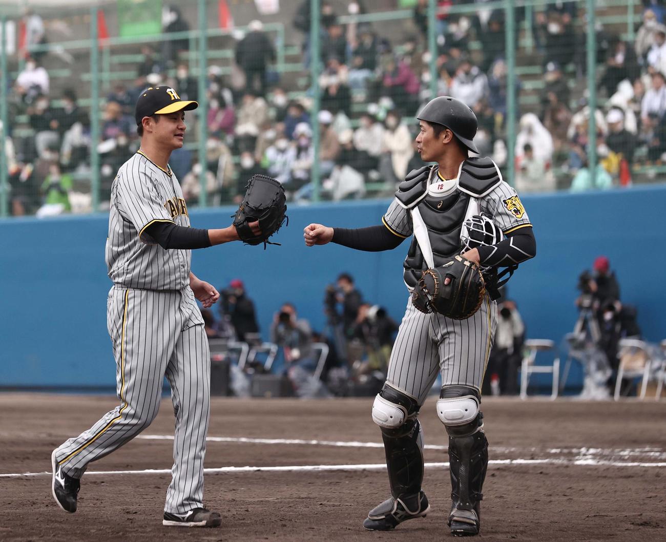 ヤクルト対阪神　ヤクルト打線を3回無失点に抑えた大竹（左）は坂本とグータッチをする（撮影・上田博志）