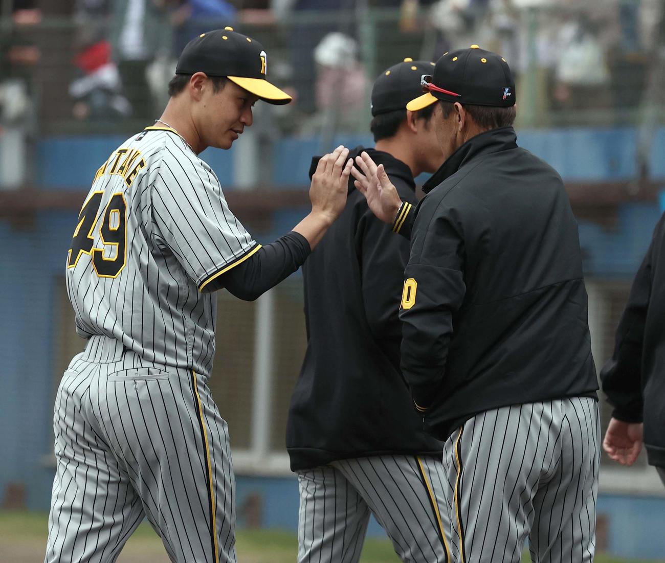 ヤクルト対阪神戦　岡田監督（右）とタッチする大竹（撮影・上田博志）