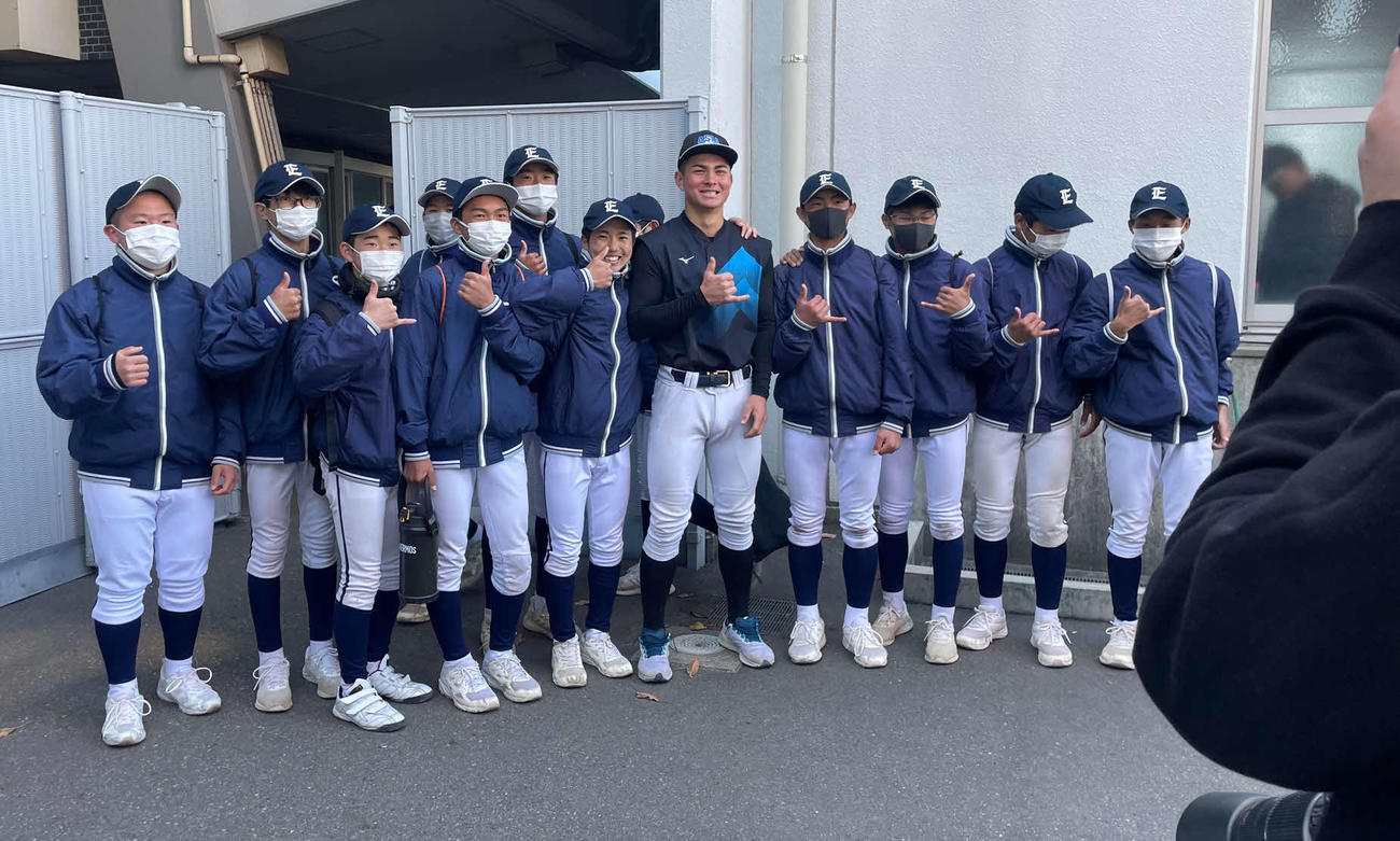 慶大対亜大　試合後、地元の子どもたちとアロハポーズで記念撮影をする亜大・石川（中央）（撮影・保坂恭子）