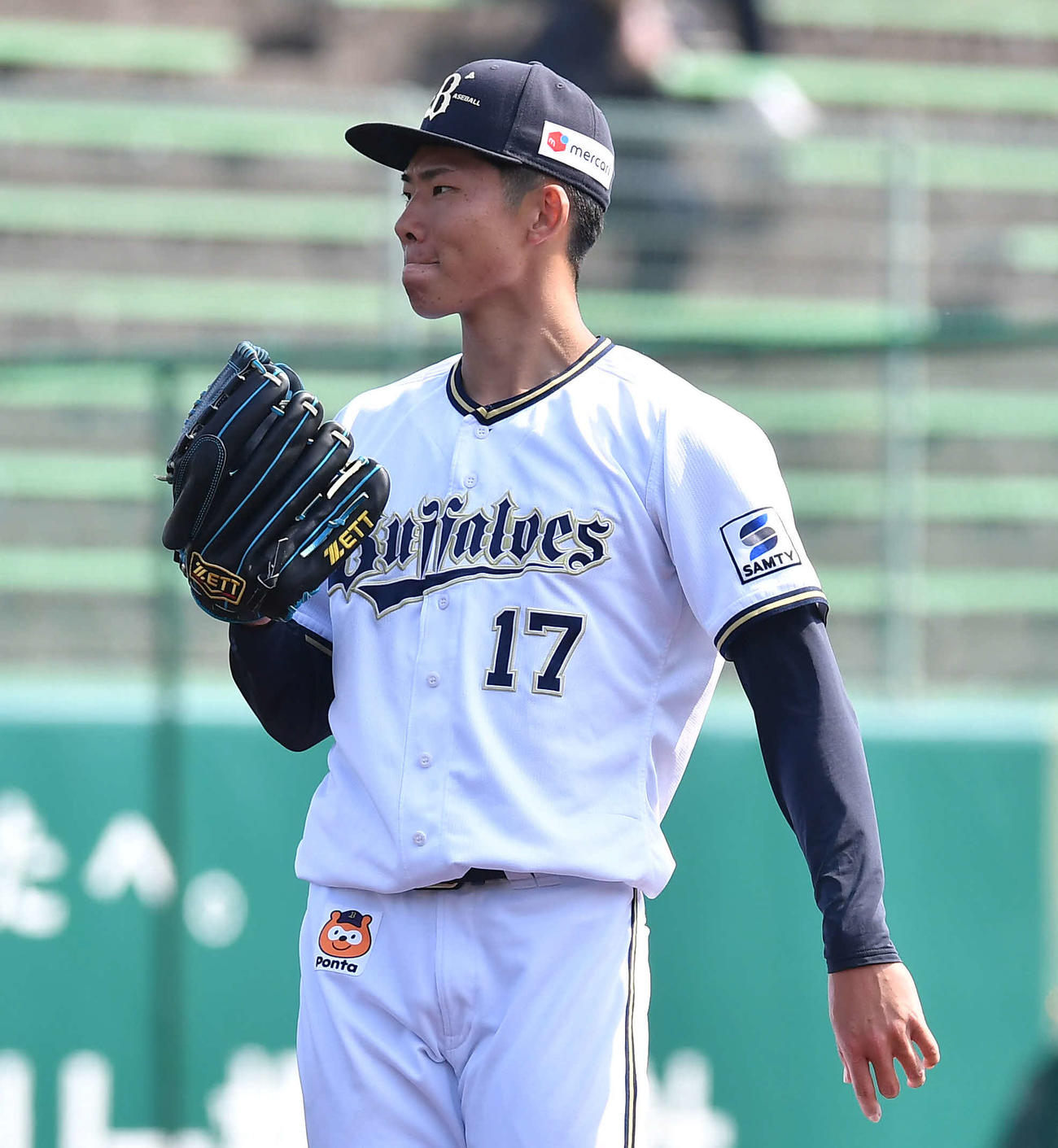 紅白戦　4回表紅組無死一、二塁、シュウィンデルに左中間へ先制3点本塁打を打たれ、悔しそうな表情を見せる曽谷（撮影・岩下翔太）