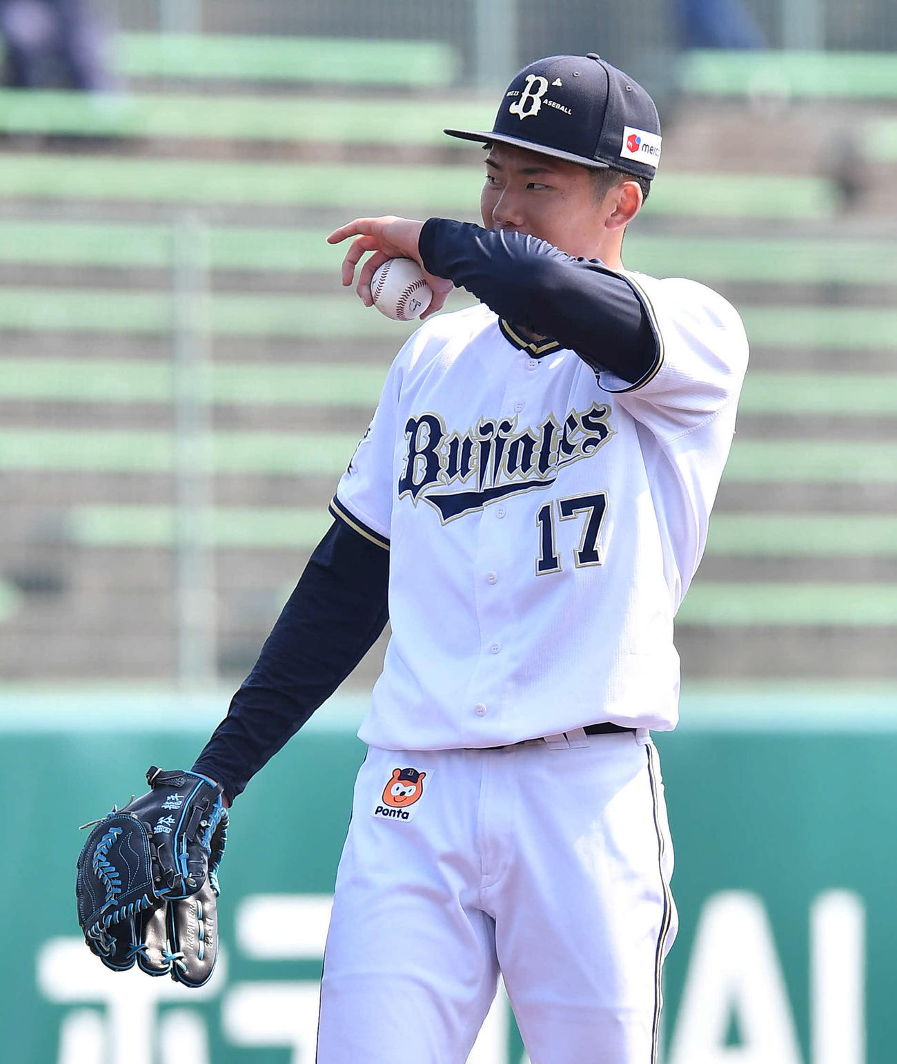 紅白戦　4回表紅組無死、頓宮に四球を与え、汗を拭う曽谷（撮影・岩下翔太）