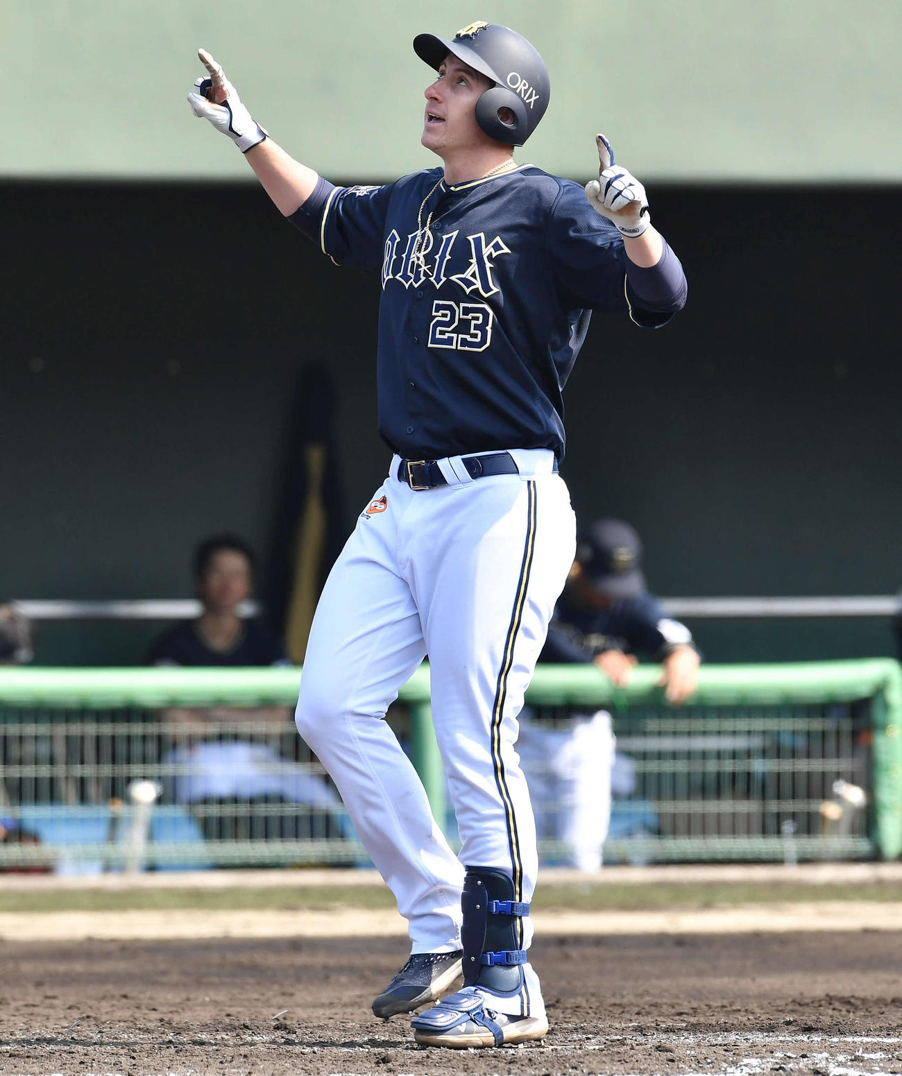 紅白戦　4回表紅組無死一、二塁、左中間へ先制3点本塁打を放ち、生還してポーズを決めるシュウィンデル（撮影・岩下翔太）