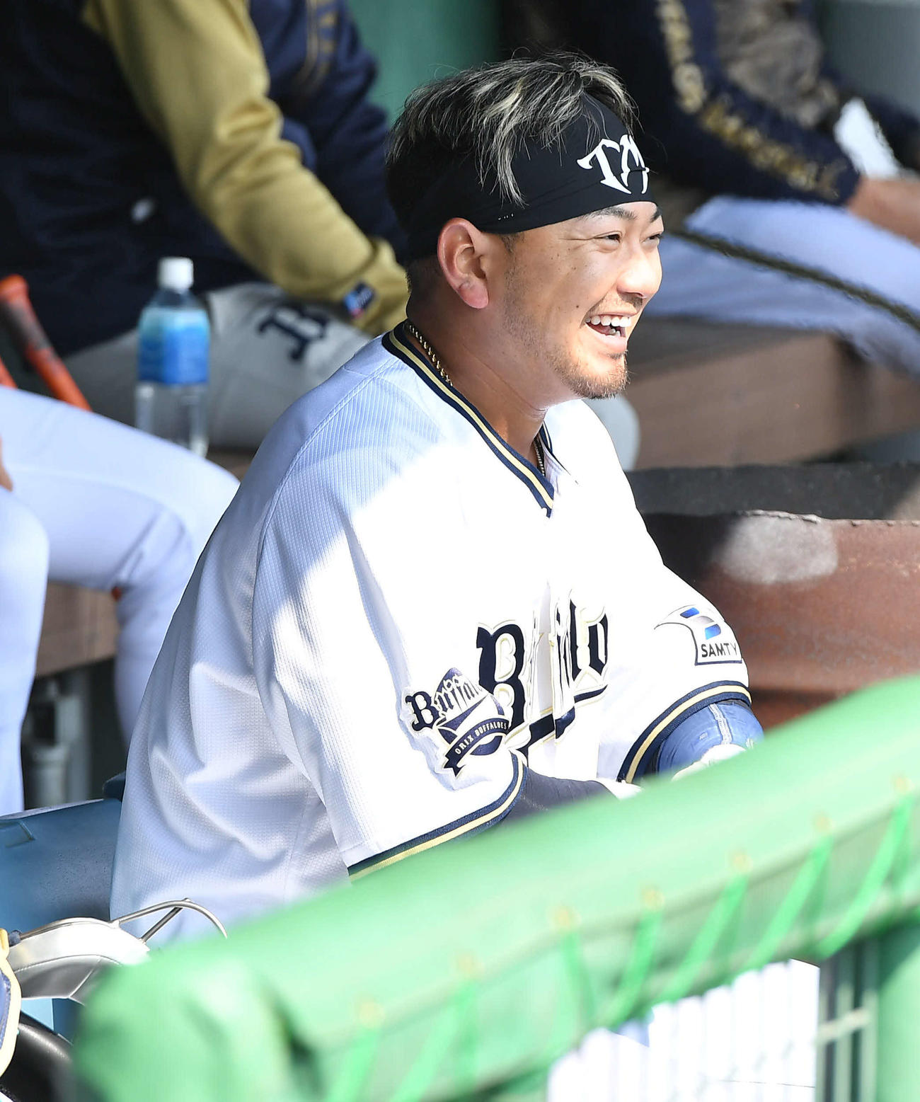 紅白戦　2回裏白組無死、左前安打を放って代走を送られ、ベンチへ戻った森は笑顔を見せる（撮影・岩下翔太）