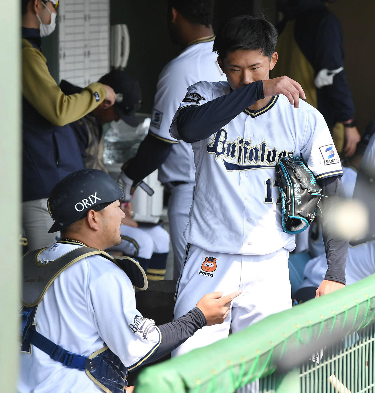紅白戦　4回表を終え、ベンチで森（左）と投球内容を振り返る曽谷（撮影・岩下翔太）
