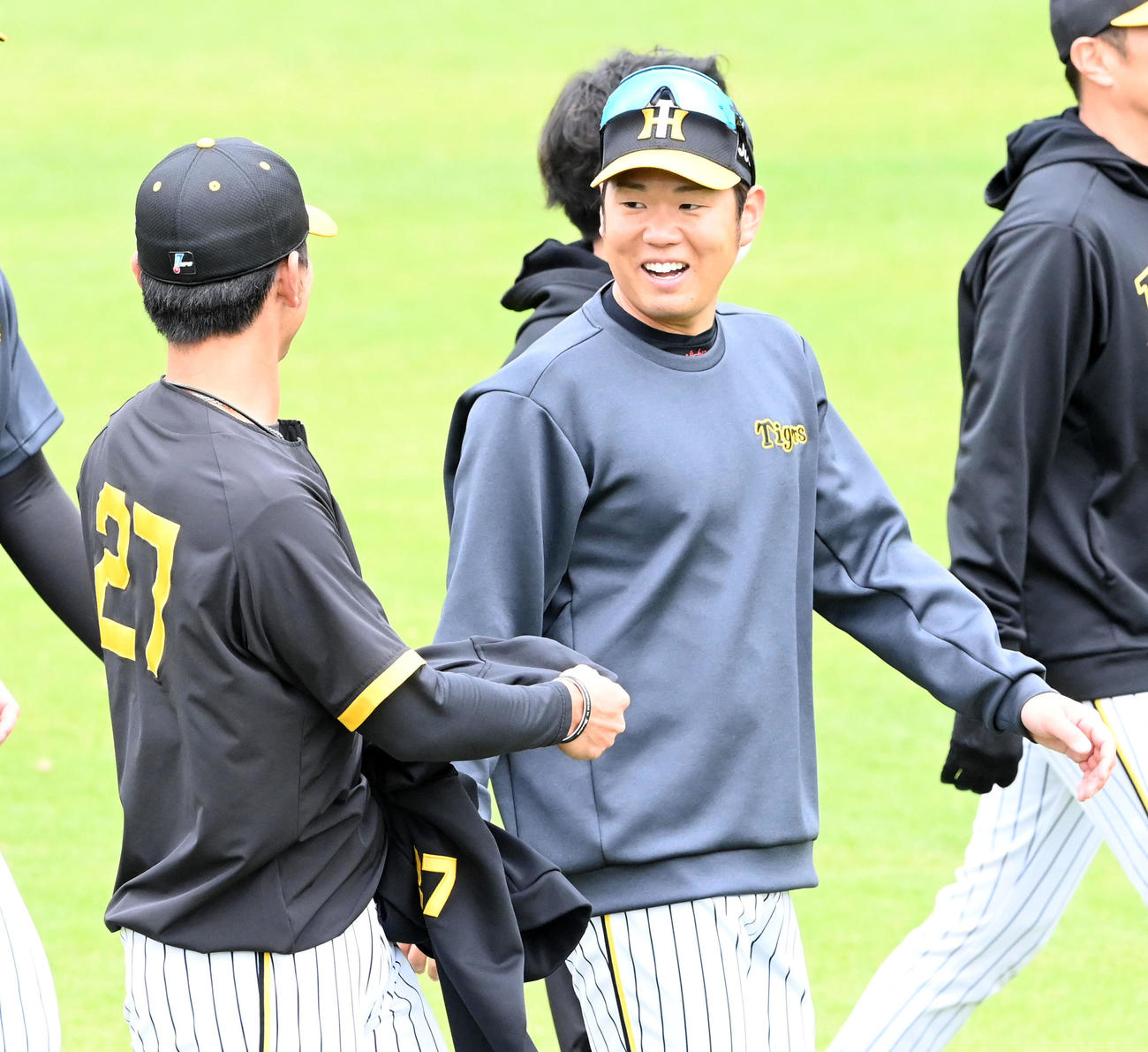 笑顔で伊藤将（左）と話す西勇（撮影・前岡正明）