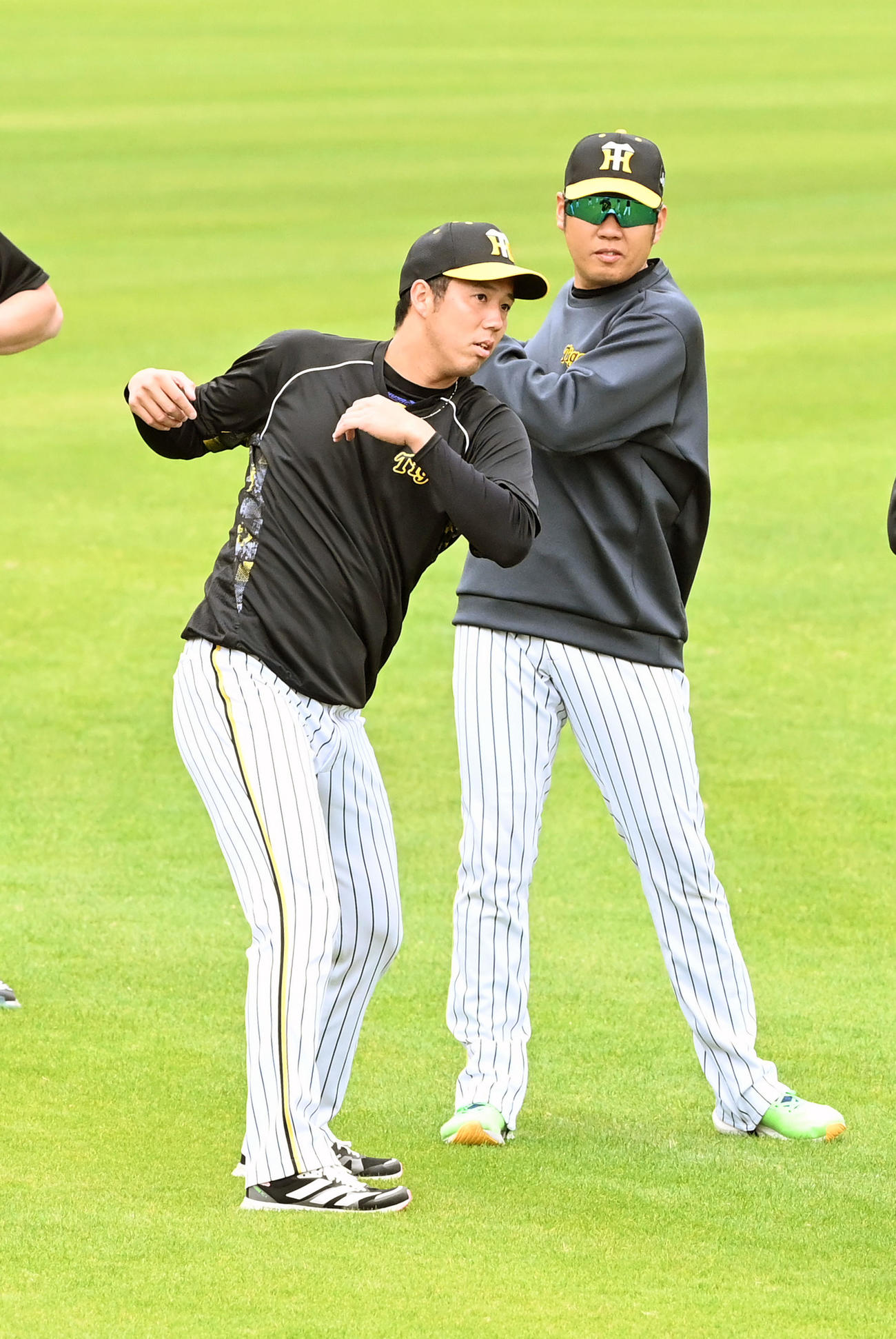 アップを行う西勇（右）と青柳（撮影・前岡正明）