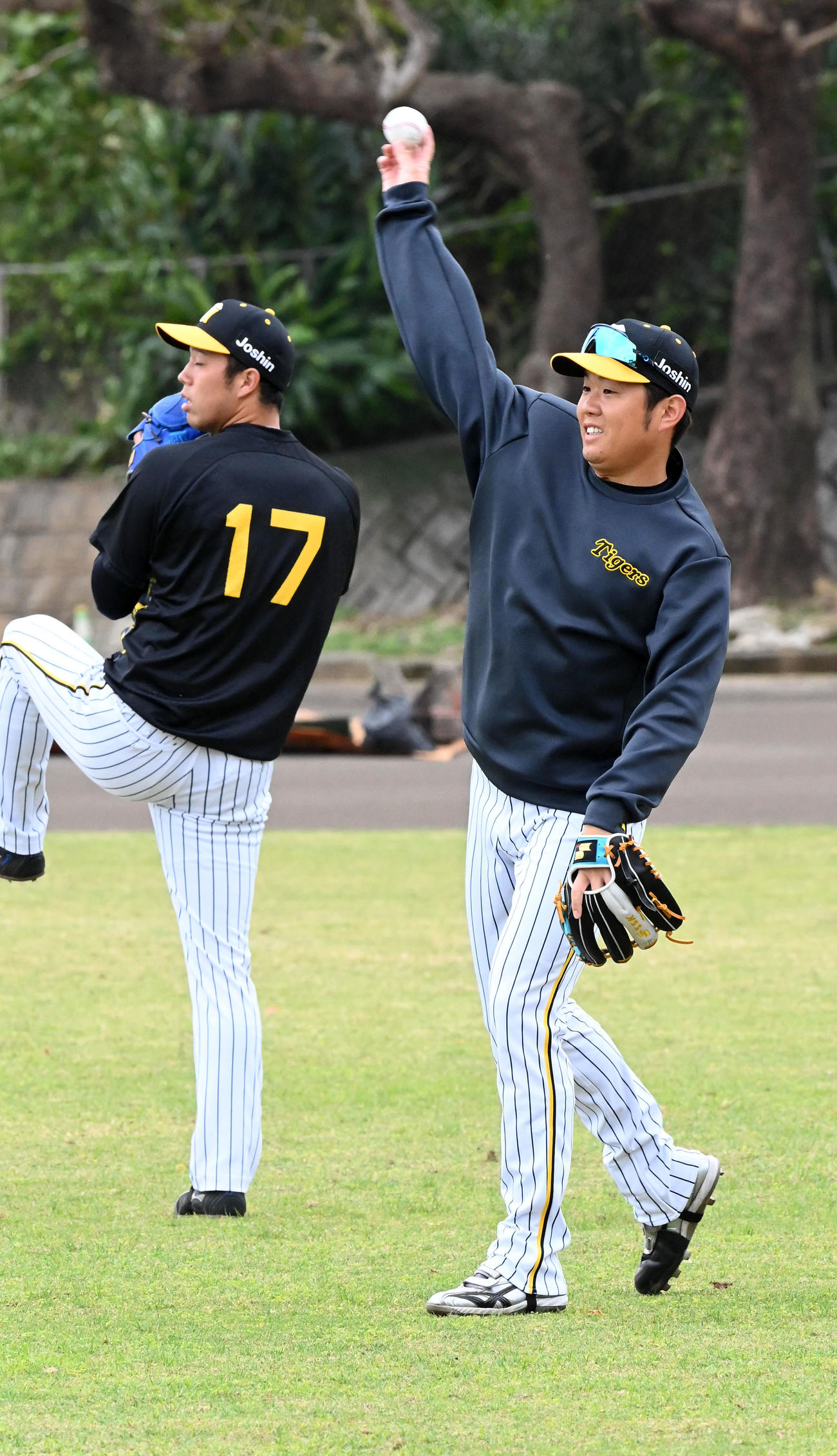 キャッチボールを行う西勇（右）。左は青柳（撮影・前岡正明）