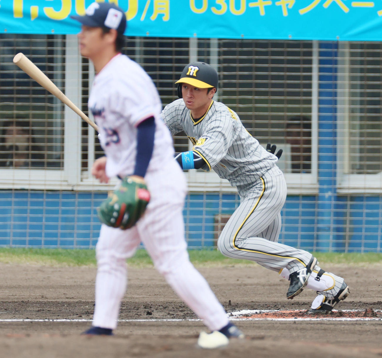 ヤクルト対阪神　1回表阪神無死、近本は右へ二塁打を放つ。投手は小川（撮影・加藤哉）