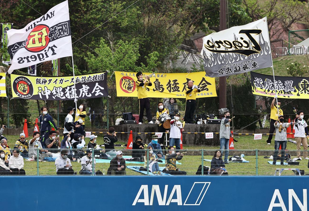 ヤクルト対阪神　トランペットを吹いて応援する阪神の応援団（撮影・上田博志）