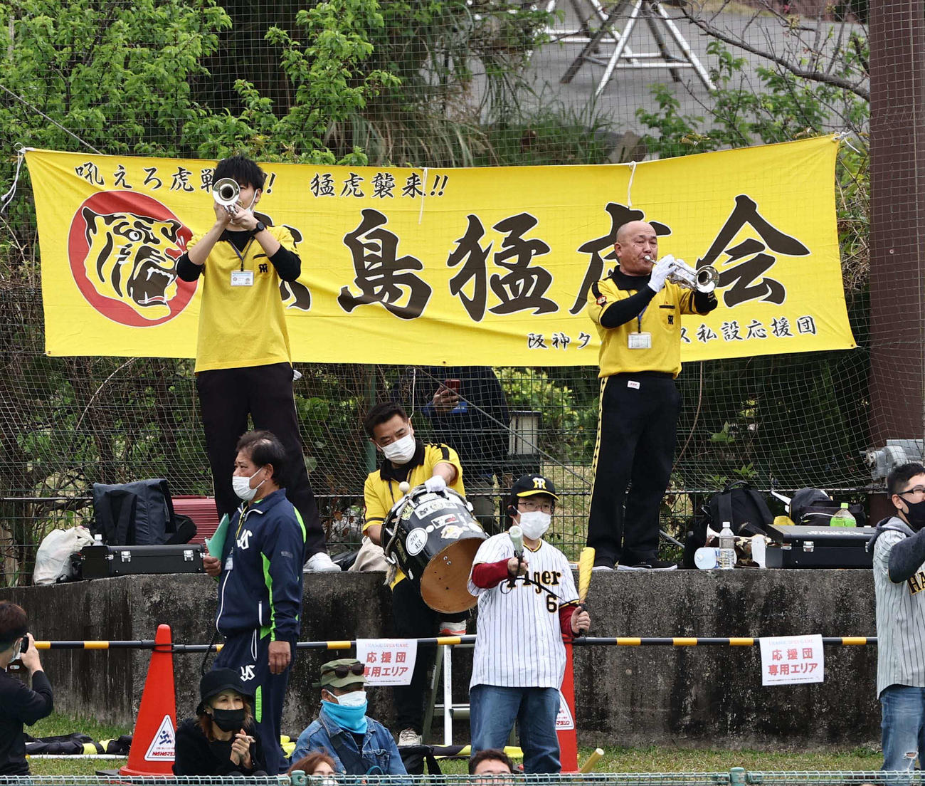 ヤクルト対阪神オープン戦　ラッパを吹いて応援する私設応援団（撮影・上田博志）
