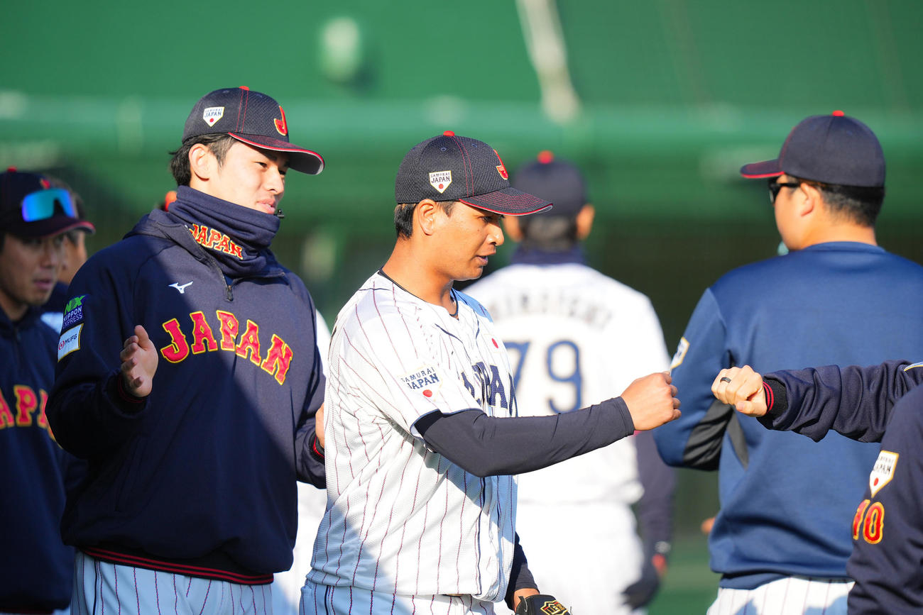 日本対ソフトバンク　7回表ソフトバンク2死一、三塁、後続を抑えた宇田川（中央）は佐々木（左）らナインのねぎらいを受ける（撮影・垰建太）