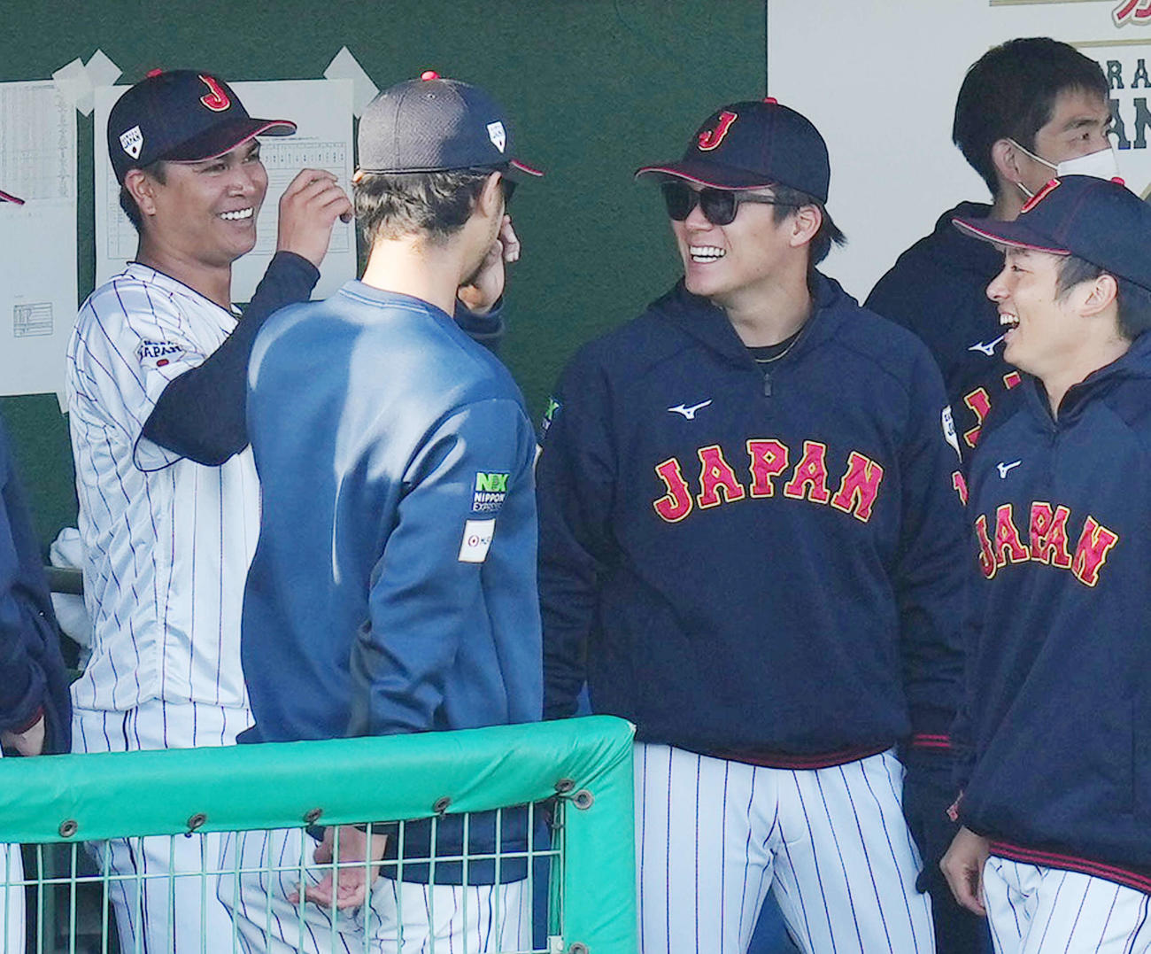 侍ジャパン対ソフトバンク　8回、降板して笑顔を見せる宇田川（左）に笑みがこぼれる山本（同3人目）。右が松井、左から2人目がダルビッシュ（撮影・菅敏）