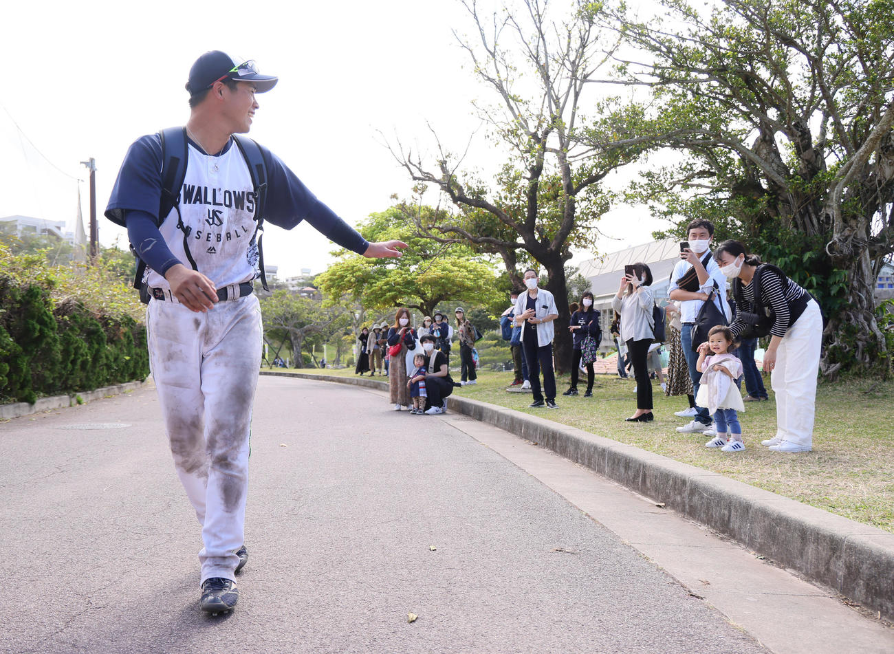 特守を終えたヤクルト奥村はファンの女の子の声援に笑顔で手を振る（撮影・足立雅史）