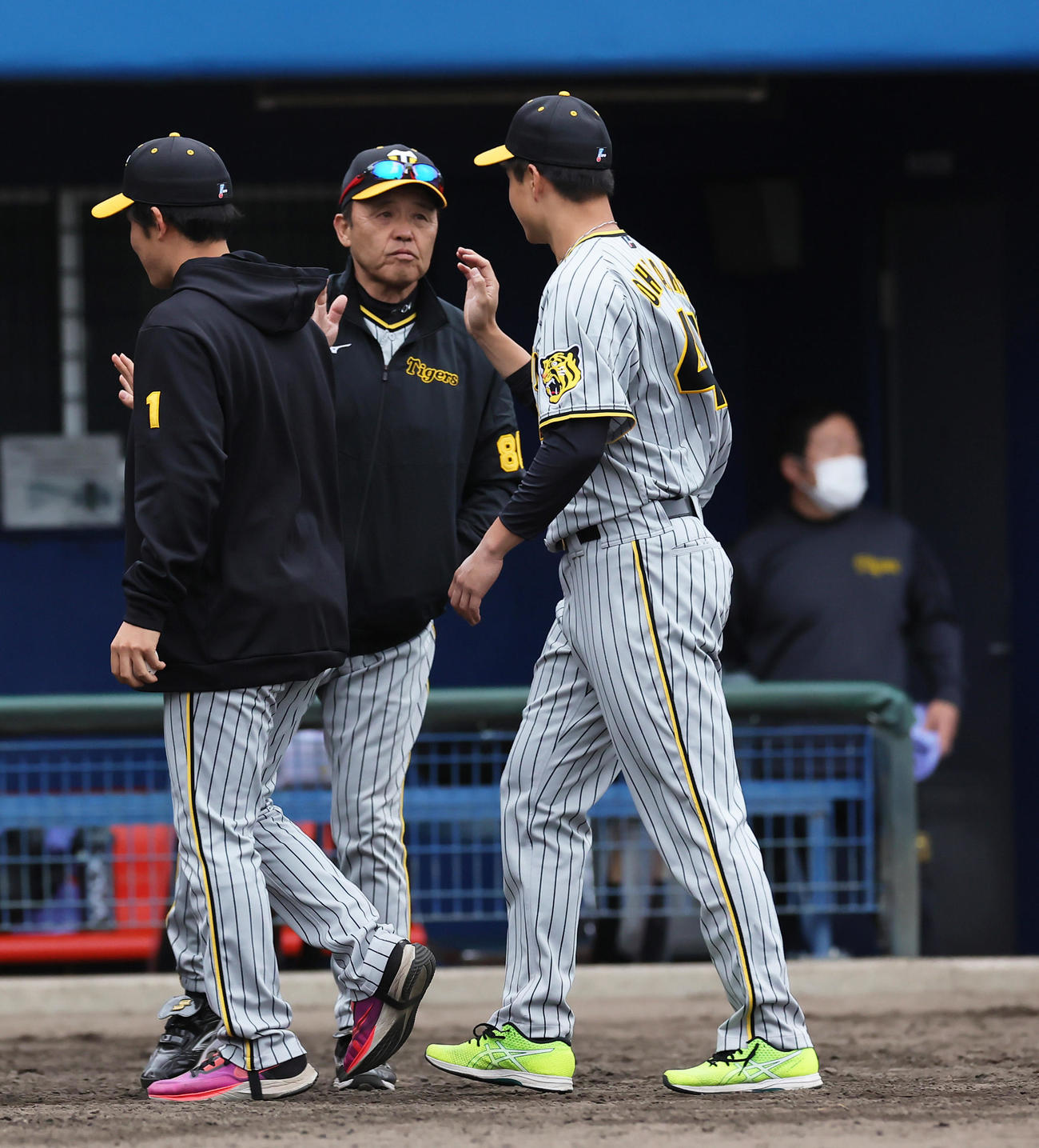 ヤクルト対阪神　勝利した阪神岡田監督（中央）は大竹（右）をタッチで迎える（撮影・足立雅史）
