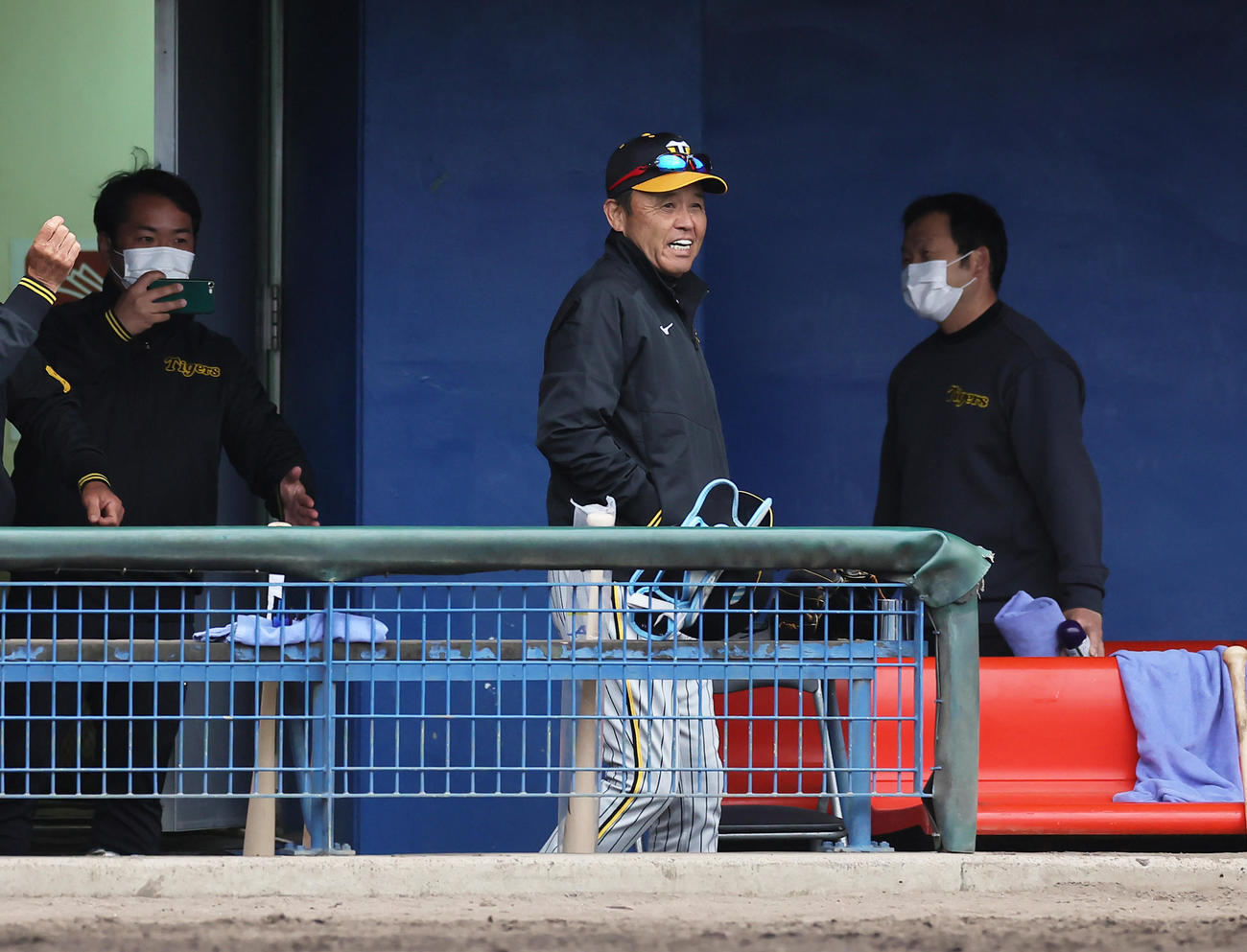 ヤクルト対阪神　勝利し笑顔を見せる阪神岡田監督（撮影・足立雅史）