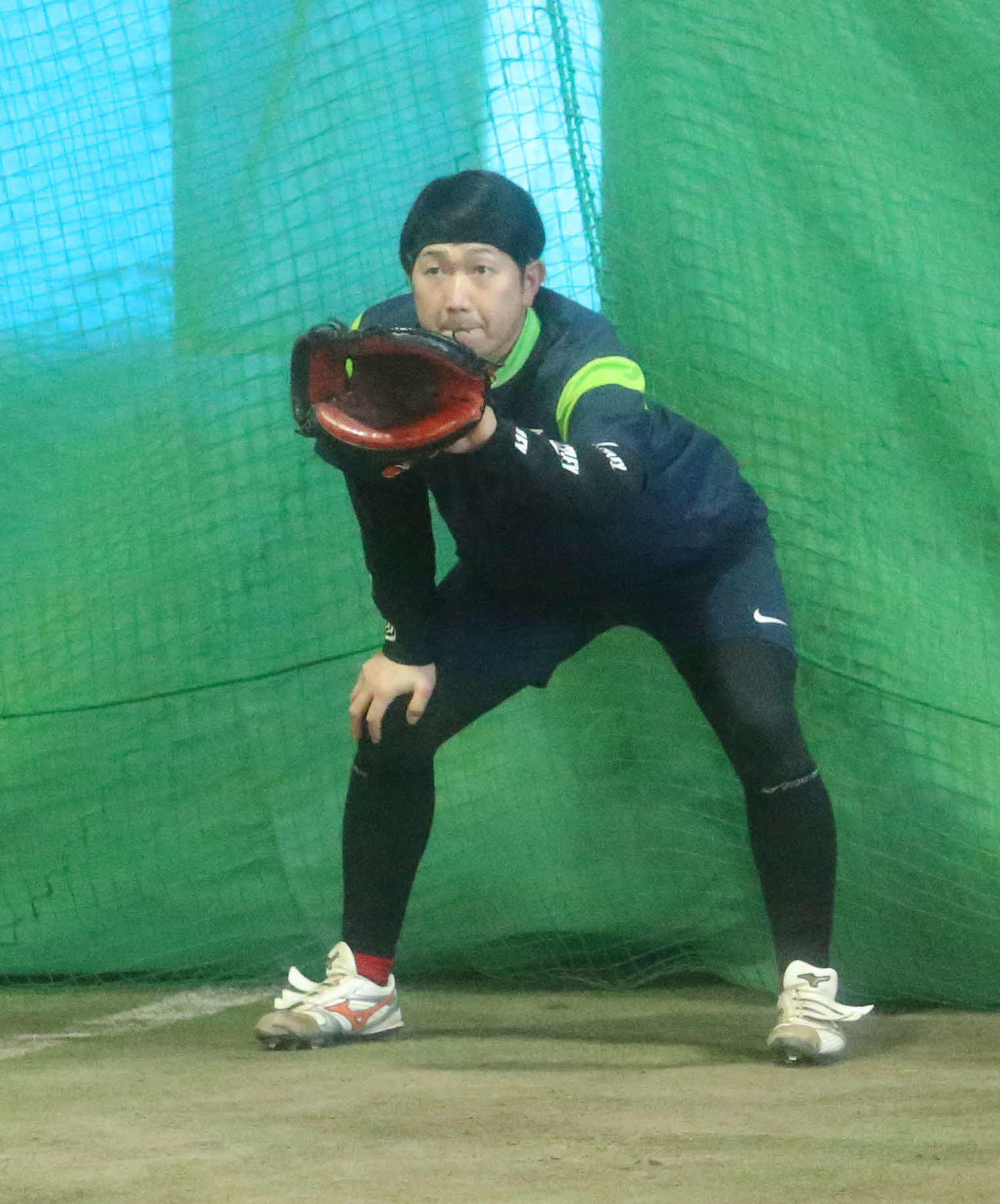 ミットを構える奥田